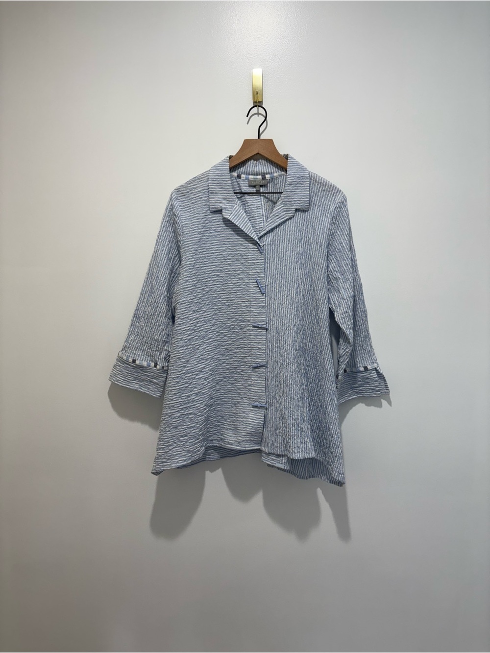Habitat Women’s Button Front Crinkle Knit Top - Picture 2 of 6